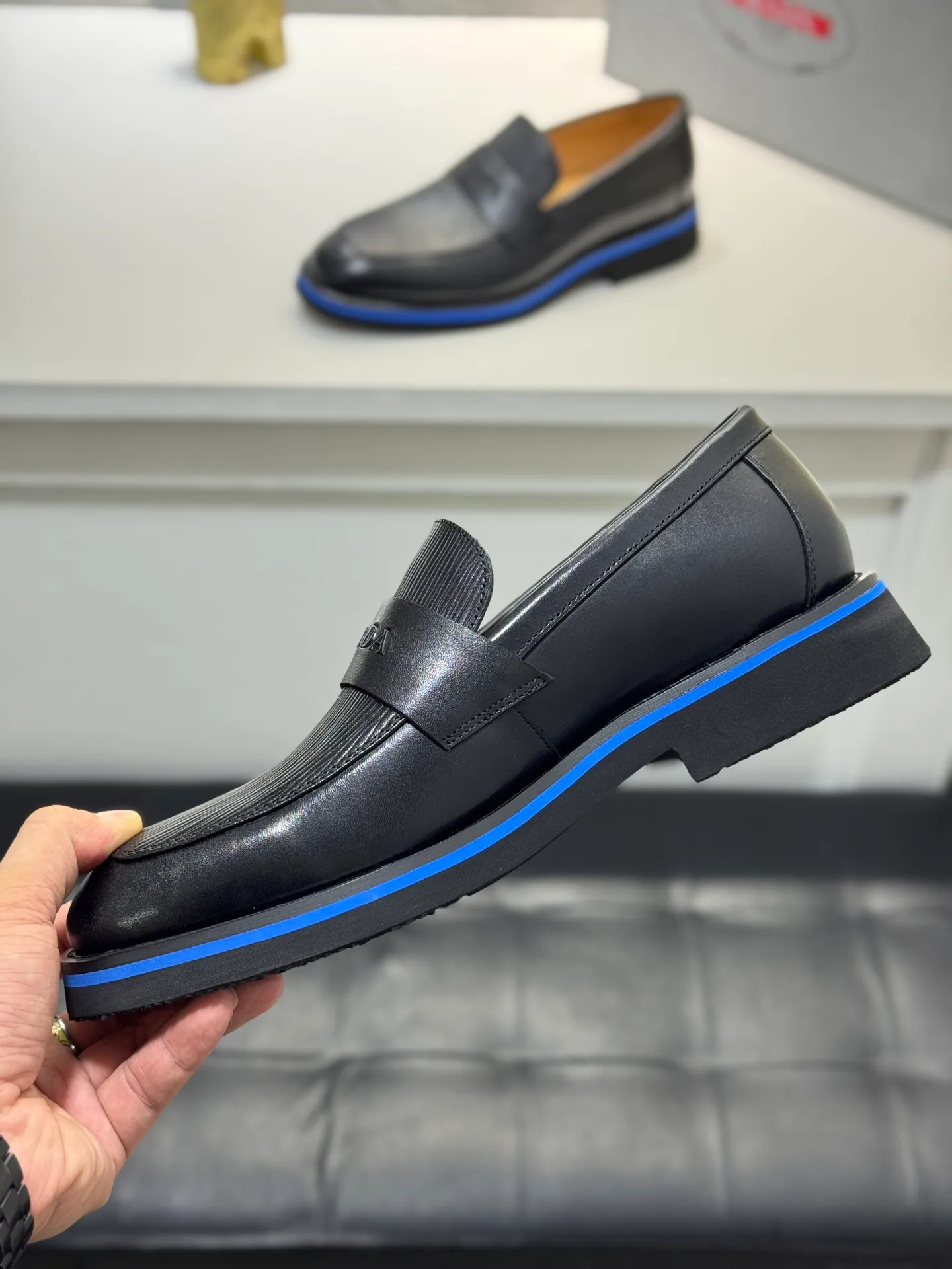 Men's shoes 💰520 💰 PRADA*——◾ Prada~Thick-soled men's shoes, original single-level perfect boutique, brogue style men's formal casual leather shoes, luxurious materials, imported cowhide, with water-dyed cowhide lining, 4.5cm increased PU foam lightweight outsole, perfectly restore the original classic, purchase the original 1:1 accurate replica, welcome all comparisons 🆚, the design is full of modernity, versatile and fashionable urban men! Size: 39-44 (38.45.46.47 customized)